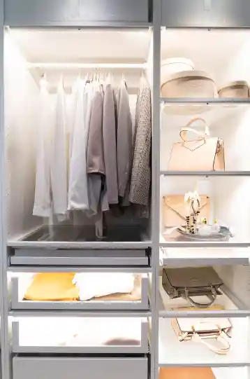 Aménagement intérieur de dressing moderne et fonctionnel Kaisen SA