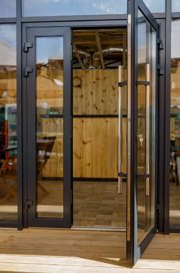 Porte aluminium moderne Kaisen SA — façade élégante