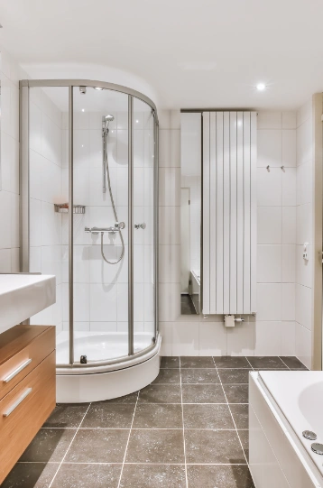 Rénovation de salle de bain avec douche italienne et finitions soignées